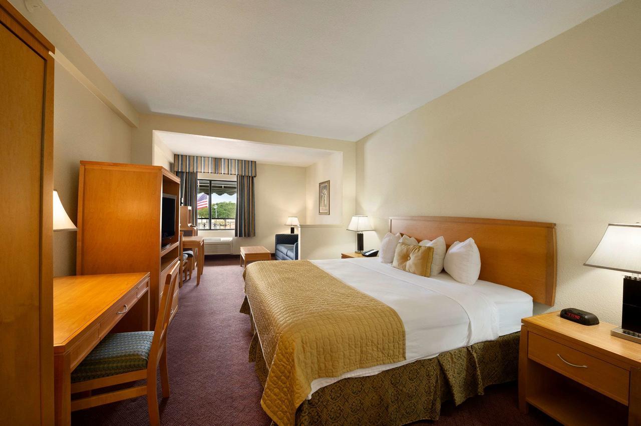 Ramada By Wyndham Kissimmee Downtown Hotel Экстерьер фото